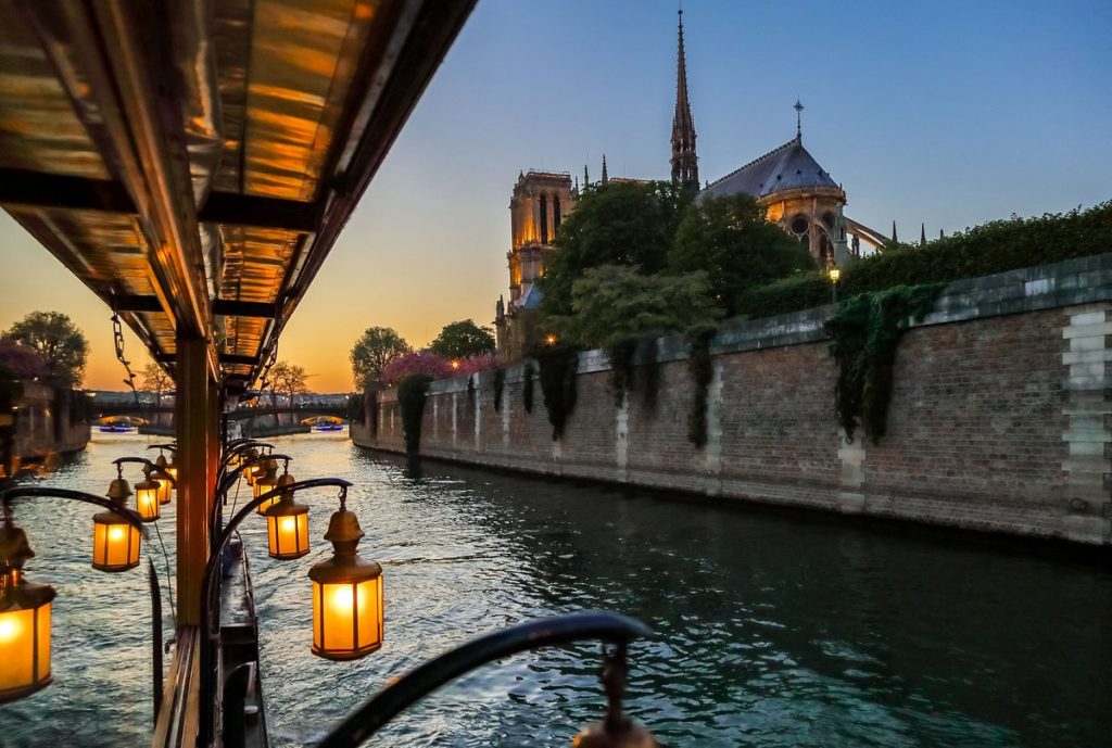 Notre-Dame au coucher du soleil depuis la véranda du Calife